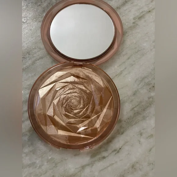 🥇HUDA BEAUTY N.Y.M.P. Highlighter, FLORA 
Very Rare!! Made in Italy - Picture 10 of 14